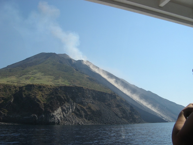  Gunung Stromboli di Italia. (Foto: Pixabay/dagovinc)