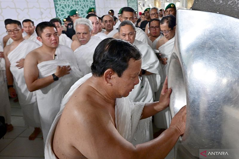 Bawa Rombongan, Prabowo Sempat Umrah dan Cium Hajar Aswad Saat Kunjungan Kerja ke Saudi