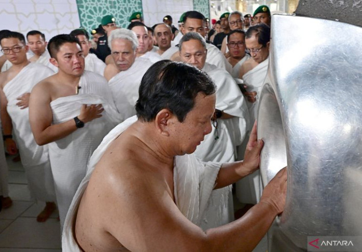 Bawa Rombongan, Prabowo Sempat Umrah dan Cium Hajar Aswad Saat Kunjungan Kerja ke Saudi
