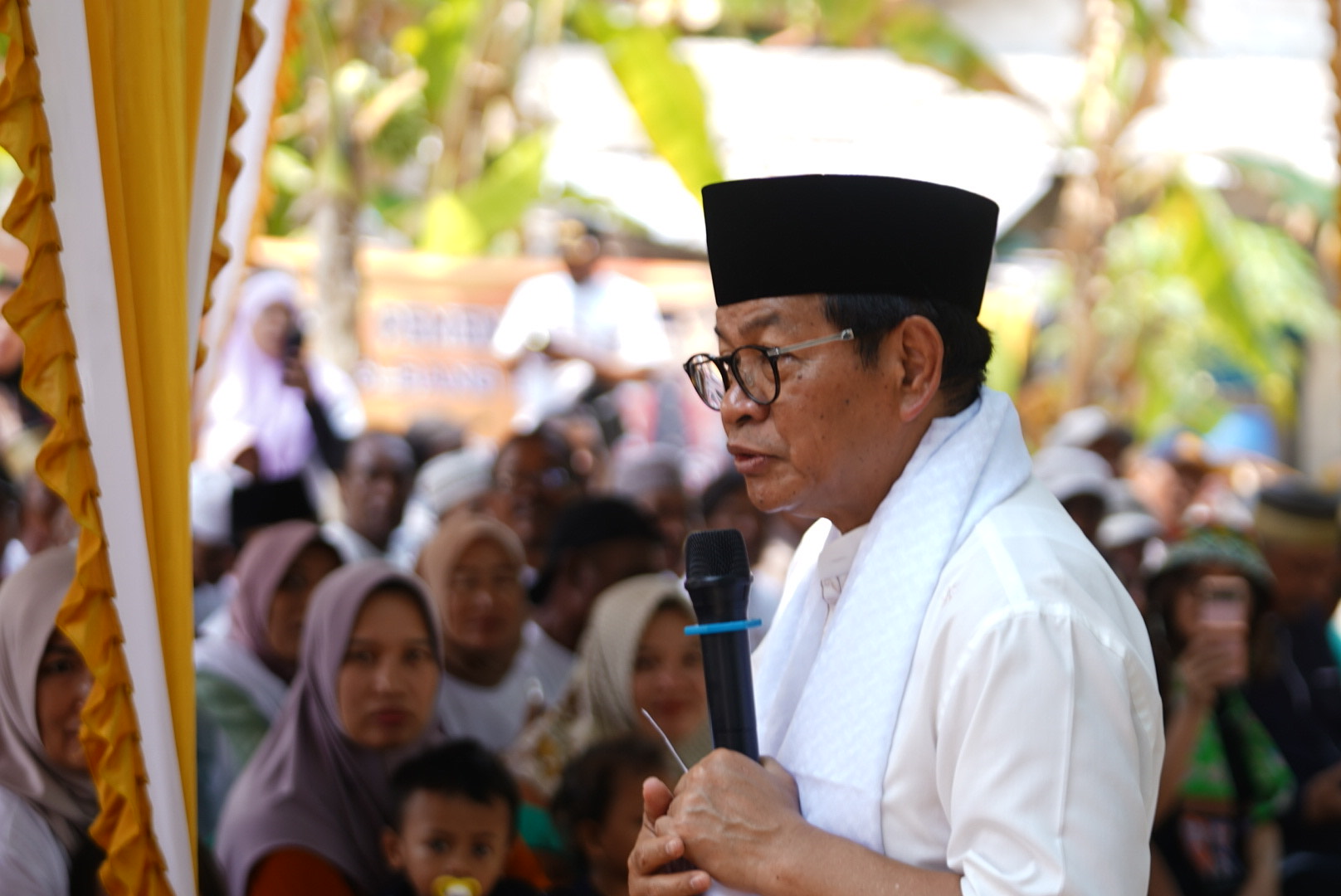 Sambil Menenteng Minuman, Anak SMP di Kepulauan Seribu 'Kepo' Perbincangan Pramono