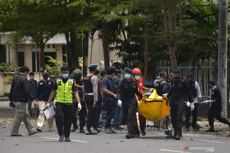 Evakuasi jenajah bom makassar. (Foto: Antara)