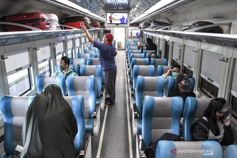 Ilustrasi - Penumpang menaiki Kereta Api Turangga tujuan Surabaya Gubeng di Stasiun Gambir, Jakarta, Kamis (20/8/2020). . ANTARA FOTO/Hafidz Mubarak A/foc.
