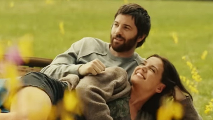 Katie Holmes Puas dengan Tiga Perannya dalam Film 'Alone Together'