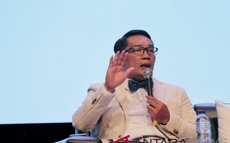 Gubernur Jawa Barat Ridwan Kamil menargetkan 48,9 juta wisatawan mengunjuni Jawa Barat