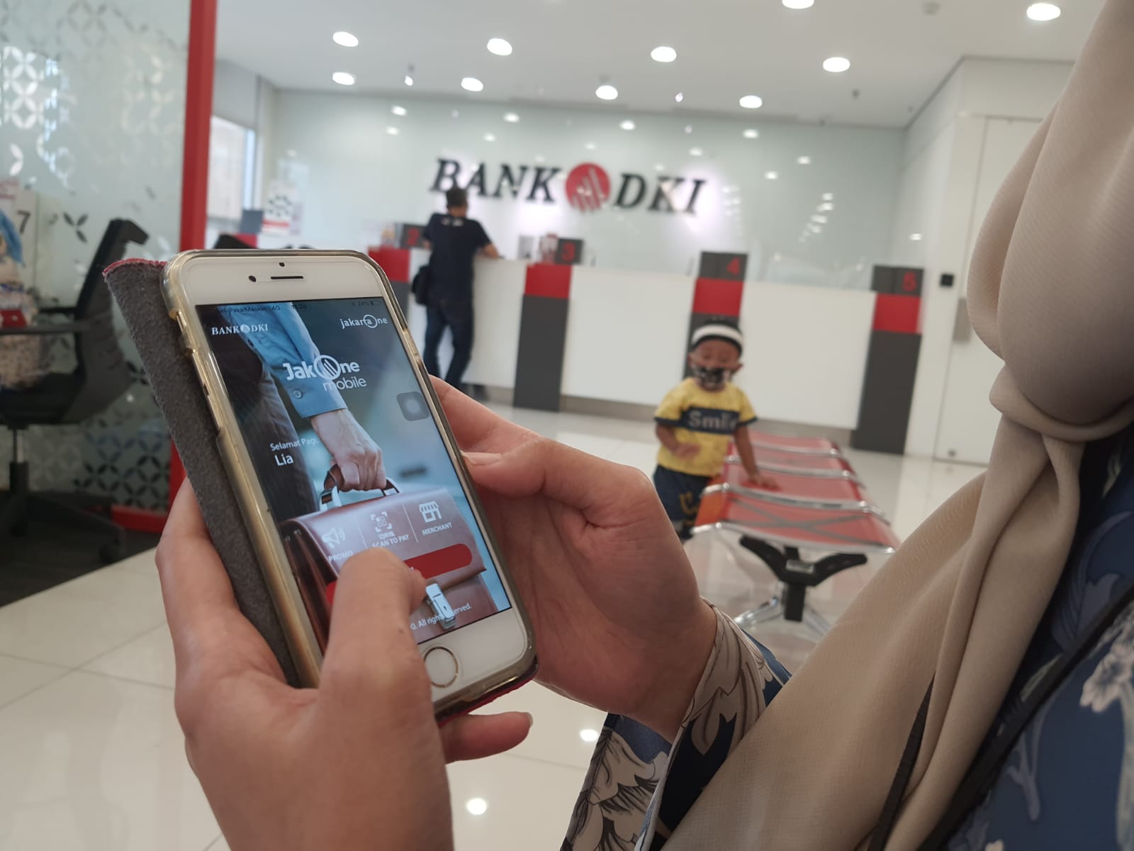 Hindari Kerumunan, Bank DKI Imbau Penerima BST Pakai JakOne Mobile