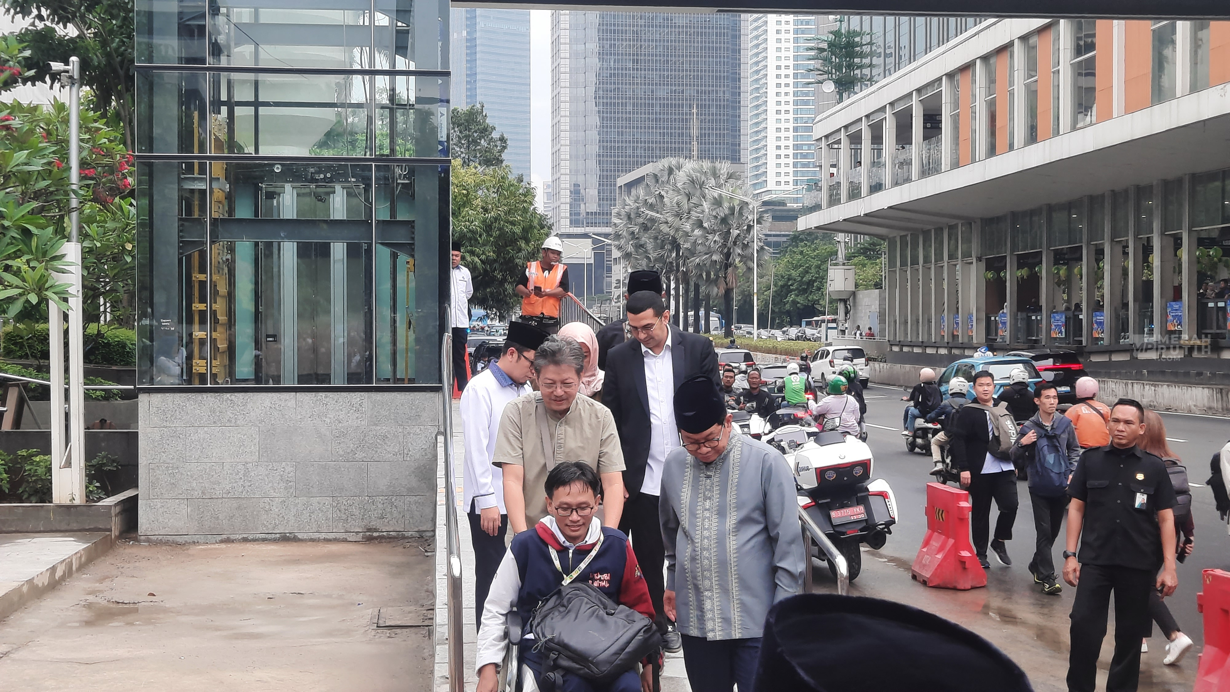 Gubernur Pramono Tanggapi Lift JPO Sarinah Disebut Halangi Jalur Pedestrian