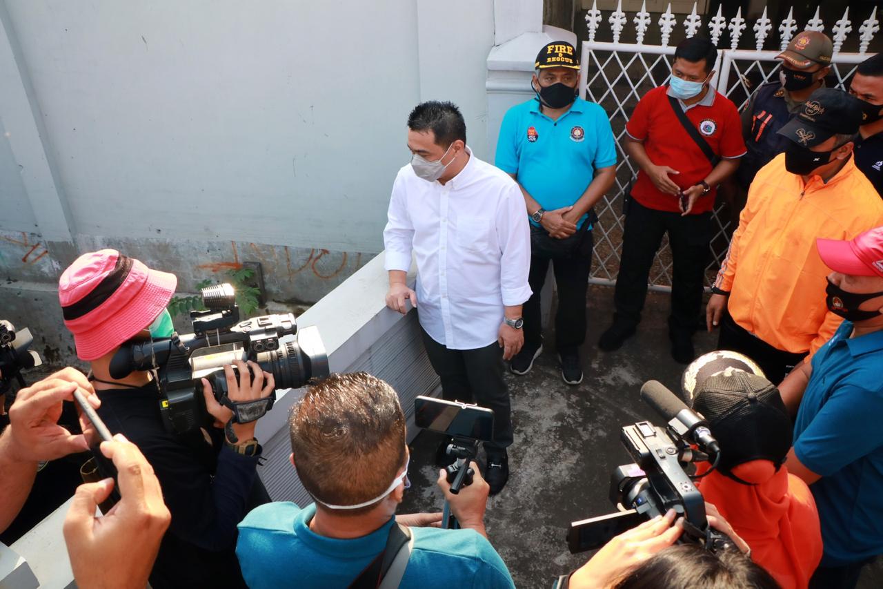 Wakil Gubernur DKI Jakarta, Ahmad Riza Patria meninjau kerja bakti gerebek lumpur di saluran penghubung (PHB) Kampung Irian  dan lingkungan RW 06, Kelurahan Serdang, Kemayoran, Jakarta Pusat, Minggu (15/11). 