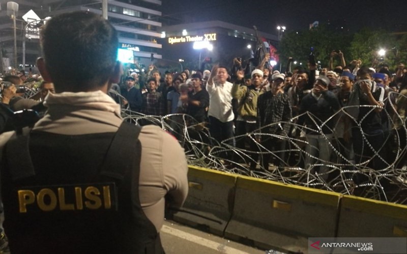 Polisi sempat meminta kepada massa untuk membubarkan diri