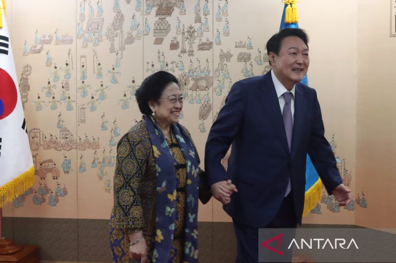 Gandeng Tangan Spesial Presiden Korsel Yoon Suk-yeol Pada Megawati 