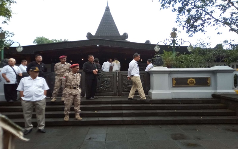 Kehadiran Prabowo dan anaknya mendapat sambutan dari para pendukungnya dengan teriakan Prabowo Presiden