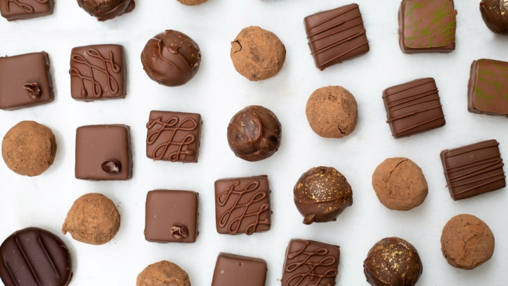 Rasa manis dan lezat cokelat juga dapat membuat suasana hati membaik. (Foto: unsplash/Jessica Loaiza)