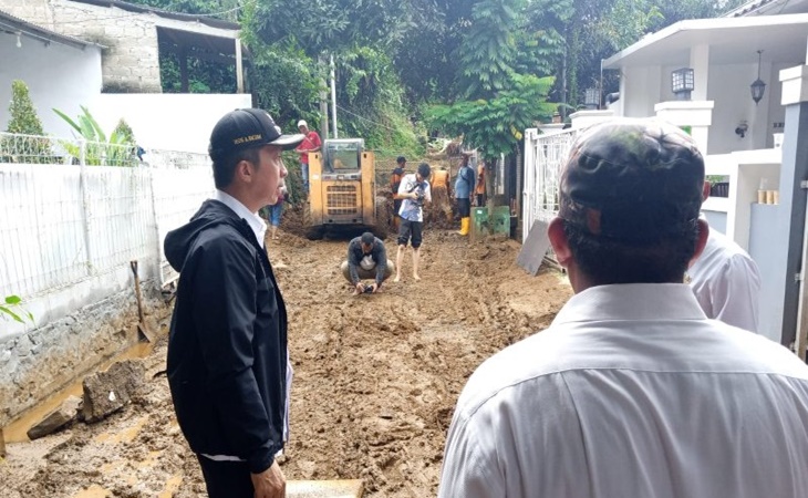  Turap Kios di Jaktim Longsor, Pemprov DKI Terjunkan 3 Alat Berat untuk Evakuasi
