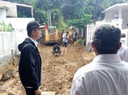  Turap Kios di Jaktim Longsor, Pemprov DKI Terjunkan 3 Alat Berat untuk Evakuasi