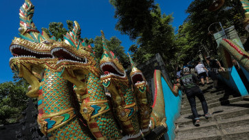 Wisata Religi Kuil Dewi Kwam Im di Atas Gunung Batu