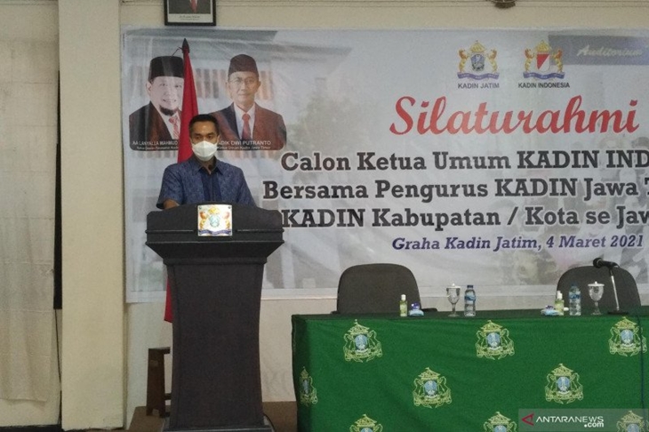 Wakil Ketua Umum Kadin Indonesia Bidang Organisasi, Keanggotaan, dan Pemberdayaan Daerah, Anindya Bakrie saat berada di Graha Kadin Jatim, Surabaya. (ANTARA /A Malik Ibrahim)