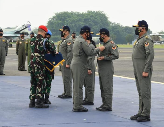 Naiki Jet Tempur, Kapolri Dapat 'Brevet Wing' Kehormatan TNI AU