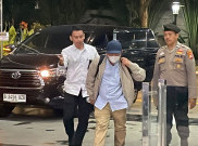 Terjaring OTT, Bupati Lombok Barat Bungkam Saat Tiba di Gedung KPK