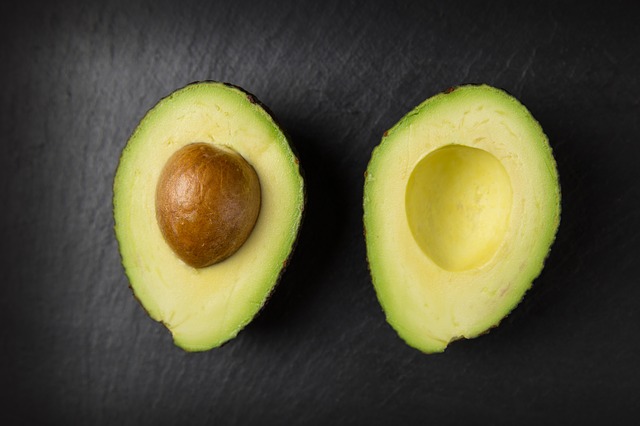 Sering mengkonsumsi alpukat akan merontokan kulit mati di permukaan kulit. (Foto: Pixabay/FoodieFactor)