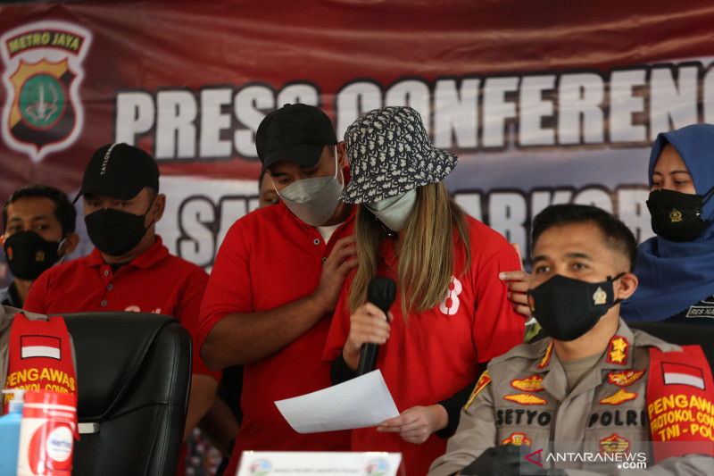 Nia Ramadhani (kedua kanan) dan Ardi Bakrie (ketiga kanan) menyampaikan permohonan maaf saat konferensi pers di Polres Jakarta Pusat, Sabtu (10/7). ANTARA FOTO/Kilauan Dinanti