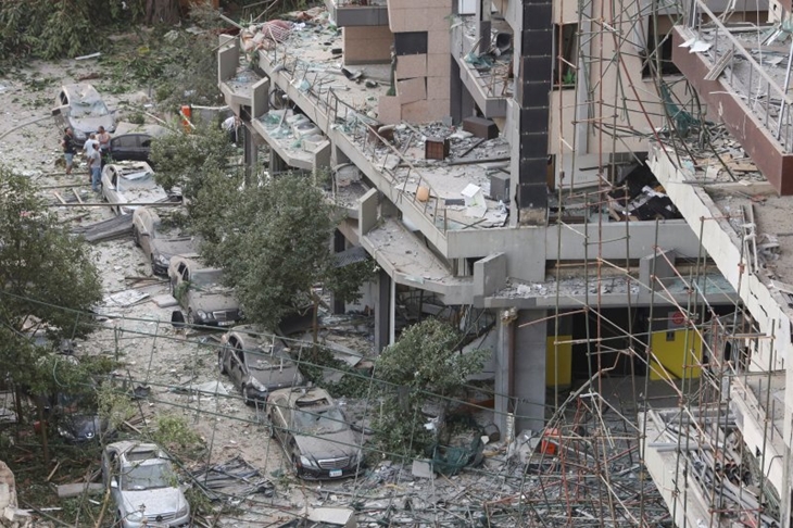 Sejumlah penduduk lokal melihat kerusakan di dekat lokasi ledakan, di daerah pelabuhan Beirut, Lebanon, Rabu (5/8/2020). Perdana Menteri Hassan Diab menyatakan, sebanyak 2.750 amonium nitrat yang merupakan pupuk pertanian disinyalir menjadi penyebab insiden tersebut. ANTARA FOTO/Reuters- Aziz Taher/hp.