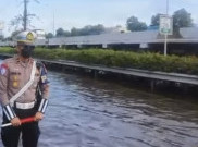 Puluhan Pompa Air Sedot Air yang Genangi Ruas Tol Bandara Soetta