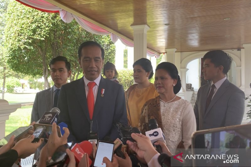 Sebelum pelantikan presiden, Jokowi berbicara kepada pers bahwa ia sempat momong cucu. ANTARA/Hanni Sofia