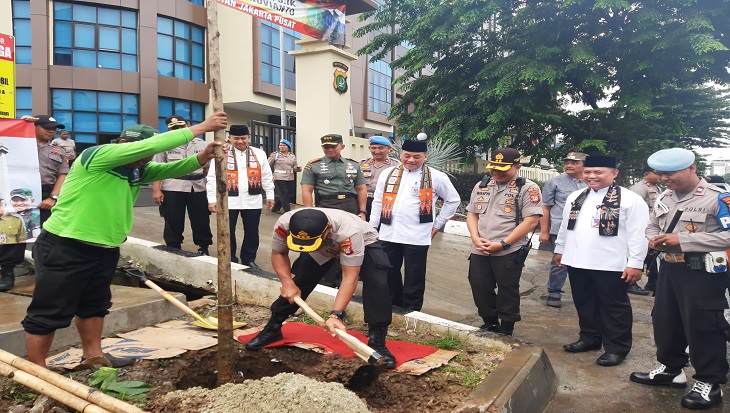 Polri mencanangkan penanaman pohon serentak di seluruh wilayah Indonesia. Salah satu daerah yang menjadi fokus penanaman adalah wilayah DKI Jakarta.