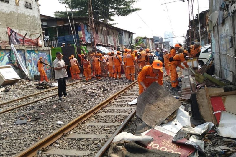 PT KAI Daop 1 Gelar Edukasi ke Warga Pasca Masyarakat Buang Sampah di Jalur Kereta Api