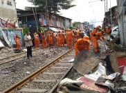 PT KAI Daop 1 Gelar Edukasi ke Warga Pasca Masyarakat Buang Sampah di Jalur Kereta Api