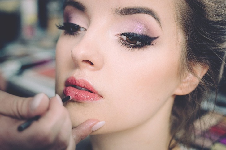  Pakailah eyeliner yang tak mudah luntur ketika travelling. (Foto: Pixabay/freestocks-photos)