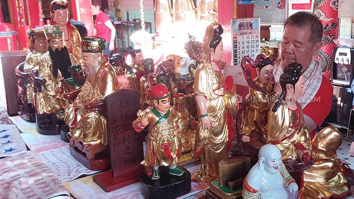 Jelang Imlek, Umat Konghucu Solo Gelar Ritual Memandikan Kiem Sien