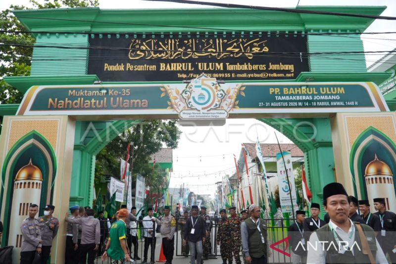Petugas kemanan berjaga di pintu masuk Pondok Pesantren Bahrul Ulum Tambakberas lokasi Muktamar ke-35 Nahdlatul Ulama (NU) Jombang, Jawa Timur, Rabu (26/8/2026). ANTARAFOTO/Syaiful Arif/nz