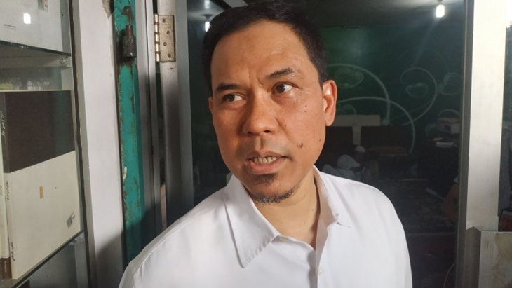 [HOAKS atau FAKTA] Munarman Pakai Tongkat Setelah Ditembak Polisi