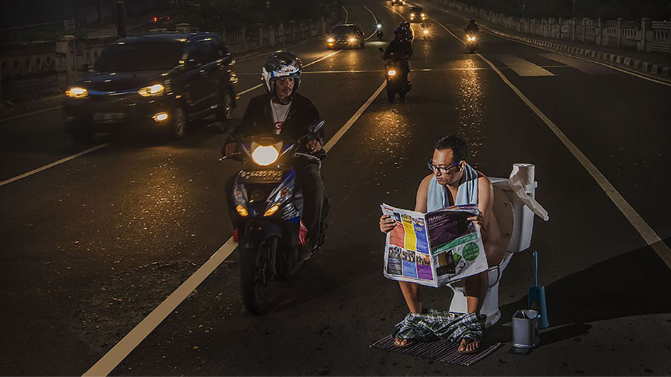 CUEK SENDIRI. Butuh keberanian dan ketepatan momen yang diambil. (Foto: Tito Rikardo)