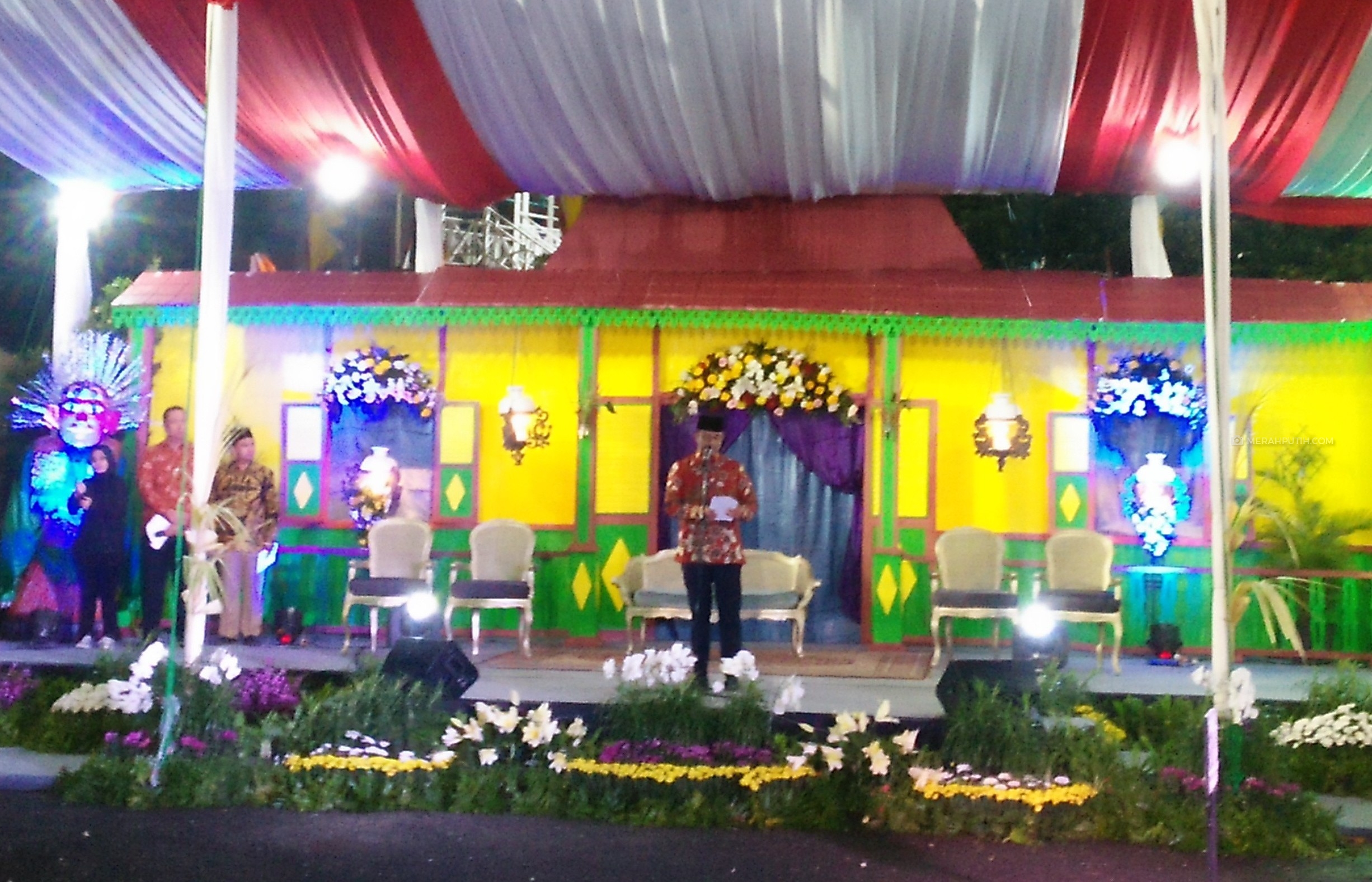 Di Bawah Rintikan Hujan, Anies Doakan Ratusan Pasangan Nikah Massal