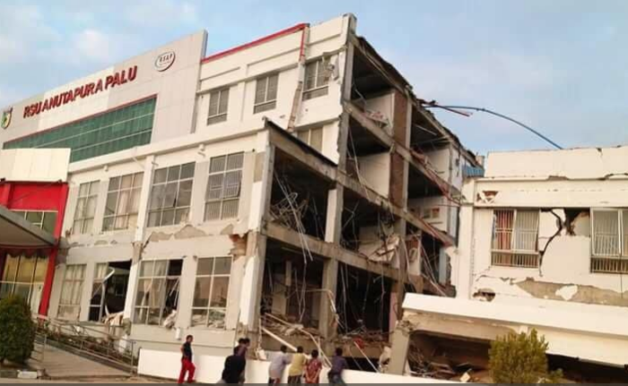Rumah Sakit roboh akibat gempa