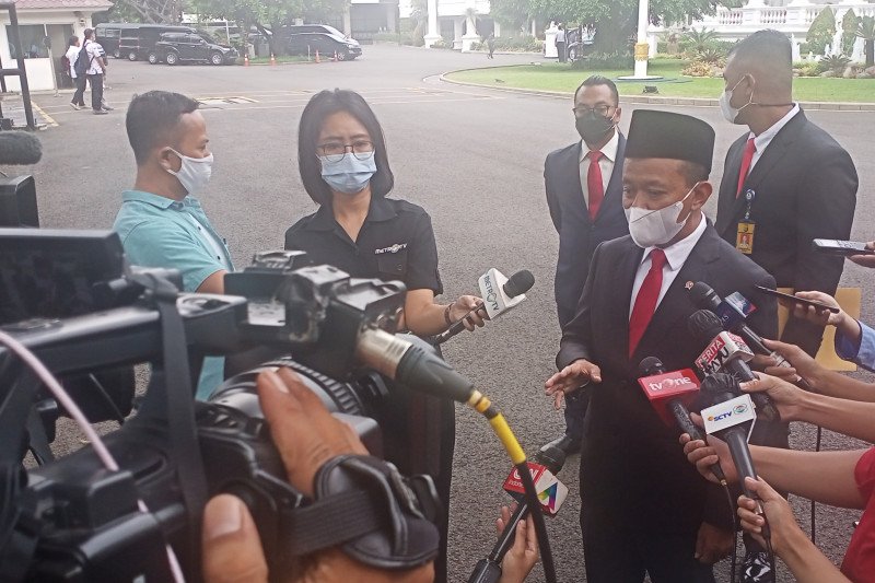Menteri Investasi/Kepala BKPM Bahlil Lahadalia memberikan keterangan kepada wartawan di Istana Kepresidenan Jakarta, Rabu (28/4/2021). ANTARA/Rangga Pandu Asmara Jingga.