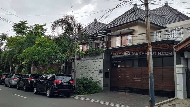 KPK menggeledah rumah Ihsan yang berlokasi di Jalan Kayu Putih Selatan 1, Nomor 16, Pulo Gadung, Jakarta Timur. (Foto: MP/Ponco Sulaksono)