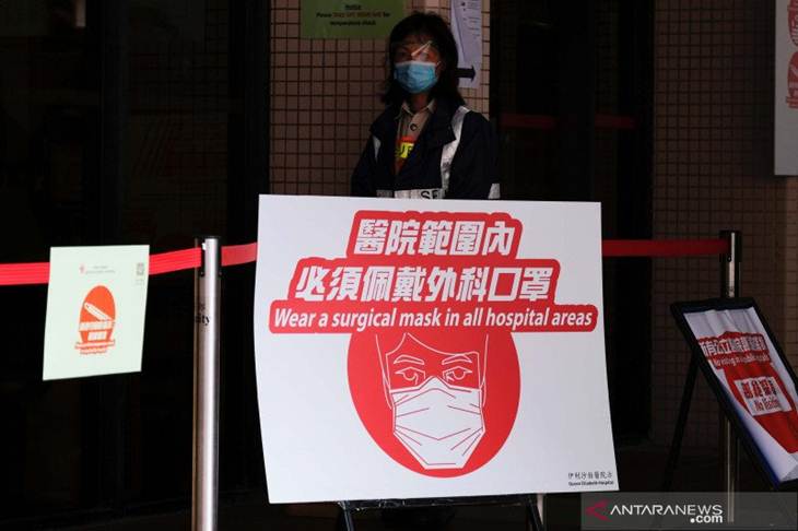 Tanda-tanda peringatan kesehatan terlihat di luar Rumah Sakit Queen Elizabeth setelah merebaknya virus corona baru, di Hong Kong, China, Senin (3/2/2020). ANTARA FOTO/REUTERS/Tyrone Siu/aww.
