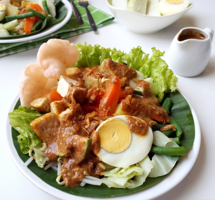 gado gado atau salad with peanut sauce
