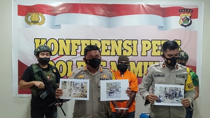 Tersangka MT, anak buah KKB Guspi Waker dihadirkan saat konferensi pers Polres Mimika, Jumat (11/6/2021). (ANTARA/Evarianus Supar)