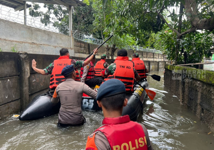 Brimob Polda Metro Jaya Evakuasi Sejumlah Korban Banjir di Wilayah Cakung dan Cikarang, Terobos Air Berarus Deras