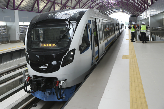 Rangkaian Light Rail Transit (LRT) Palembang berada di Stasiun Bumi Sriwijaya, Palembang, Sumatra Selatan. (ANTARA/Nova Wahyudi/RT)