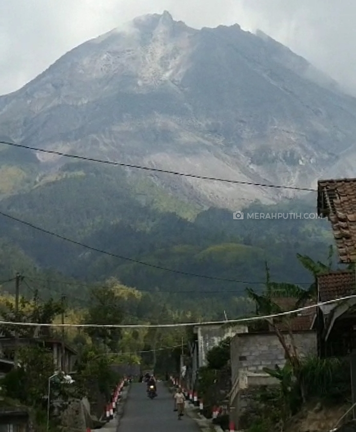  Gunung Merapi terlihat di wilayah Desa Tlogolele, Kecamatan Selo, Kabupaten, Boyolali, Jawa Tengah. (MP/Ismail)  