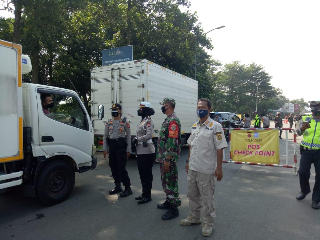 Kegiatan penyekatan dan pemeriksaan oleh Satgas COVID-19 Kab. Bogor di depan Mall Bellanova Jl. MH. Thamrin Sentul City, Babakan Madang, dalam rangka PPKM Darurat, pada Selasa (6/7). Foto: Polres Bogor