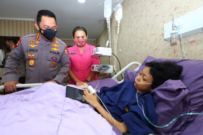 Kapolri Jenderal Pol Listyo Sigit Prabowo bersama Ketua Umum Bhayangkari Julianti Sigit Prabowo menjenguk Sinta Aulia (10), anak penderita tumor kaki asal Rembang yang menjalani perawatan di RS Polri Kramat Jati, Jakarta Timur, Minggu (20/2/2022). (ANTARA/HO-Divisi Humas Polri)