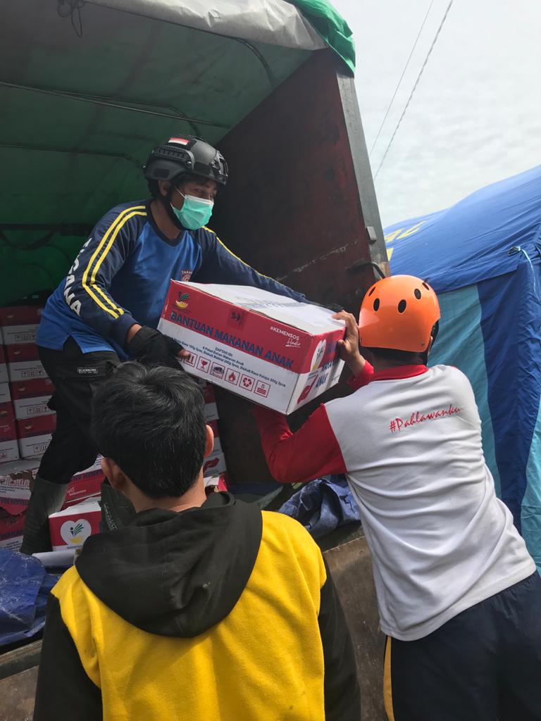 Kemensos terus bantu warga terdampak gempa di Sulawesi Barat. Salah satunya oleh tim dari Balai Besar Pendidikan dan Pelatihan Kesejahteraan Sosial (BBPPKS) Makassar yg bertugas menyediakan layanan permakanan di Dapur Umum & mendiskusikan bantuan ke posko-posko, Minggu (17/1). Foto: Kemensos