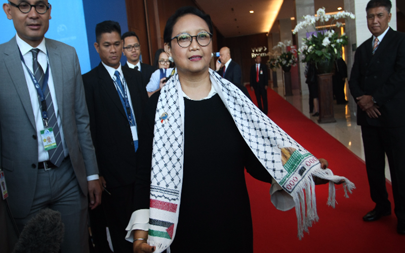 Menlu Retno Marsudi mengenakan syal dengan bendera Palestina