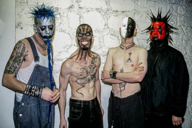 Mudvayne dikenal dengan penampilan mereka yang eksentrik. (Foto: rockfeed)