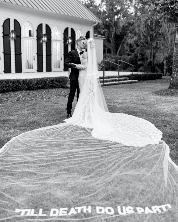 Hailey dan Justin telah menikah tahun lalu. (Foto: harper's bazaar)